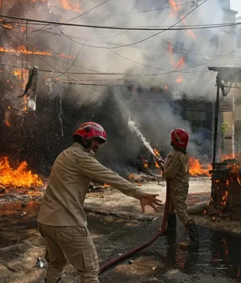 Inde / Incendie à New Delhi: Au moins 18 africains parmi les victimes… Des pompiers éteignent un incendie dans un hôtel de New Delhi, en Inde, le mercredi 3 juin 2026 | Photo: AP