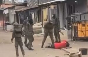 Togo: Ce samedi, le Togo se rappelle la répression et les assassinats du 6 juin 2025 Les "Forces de Sécurité de Défense" alias des "Miliciens de Faure Gnassingbé" filmé dans leur basse besogne en juin 2025 contre un citoyen sans défense dans un quartier de Lomé, Togo | Photo: DR
