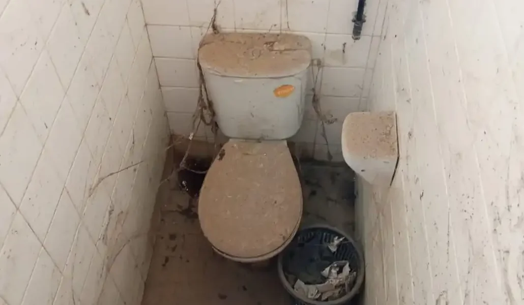 Wacem, des Latrines pour les ouvriers qui ressemblent à des porcheries | Photo: DR / Lalternative.info