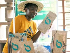 Togo / Afrique: Les Végétaux Transformés Peinent à Devenir des Alternatives au Plastique La promotrice de BANAFIB Abra Rachel Badohoun présente des sacs biodégradables à bas de fibre de déchets de banane | Photo: Hector Sann’do Nammangue / Mongabay