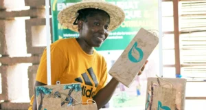 Togo / Afrique: Les Végétaux Transformés Peinent à Devenir des Alternatives au Plastique La promotrice de BANAFIB Abra Rachel Badohoun présente des sacs biodégradables à bas de fibre de déchets de banane | Photo: Hector Sann’do Nammangue / Mongabay