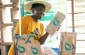 Togo / Afrique: Les Végétaux Transformés Peinent à Devenir des Alternatives au Plastique La promotrice de BANAFIB Abra Rachel Badohoun présente des sacs biodégradables à bas de fibre de déchets de banane | Photo: Hector Sann’do Nammangue / Mongabay