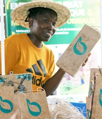 Togo / Afrique: Les Végétaux Transformés Peinent à Devenir des Alternatives au Plastique La promotrice de BANAFIB Abra Rachel Badohoun présente des sacs biodégradables à bas de fibre de déchets de banane | Photo: Hector Sann’do Nammangue / Mongabay