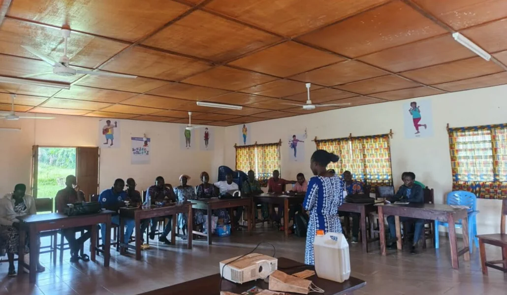 La promotrice BANAFIB Abra Rachel Badohoun en plein échange lors d’une formation sur les emballages à base de déchets de bananiers. Photo: Sann’do Nammangue / Mongabay