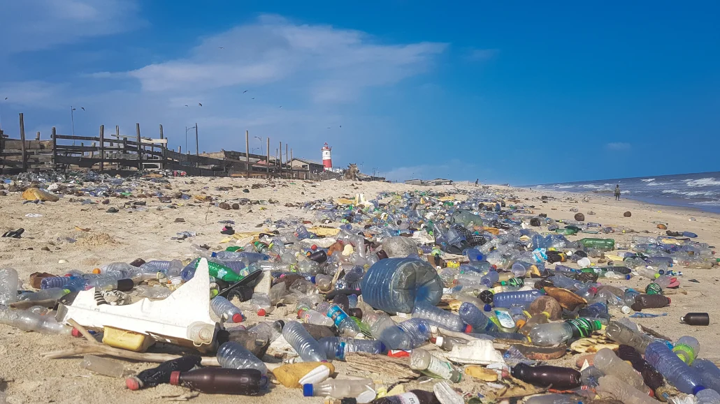 Quand les habitudes de consommation freinent la transition. Pollution plastique sur la plage d’Accra au Ghana | Photo: Muntaka Chasant / Wikimédia Commons (CC BY-SA 4.0).