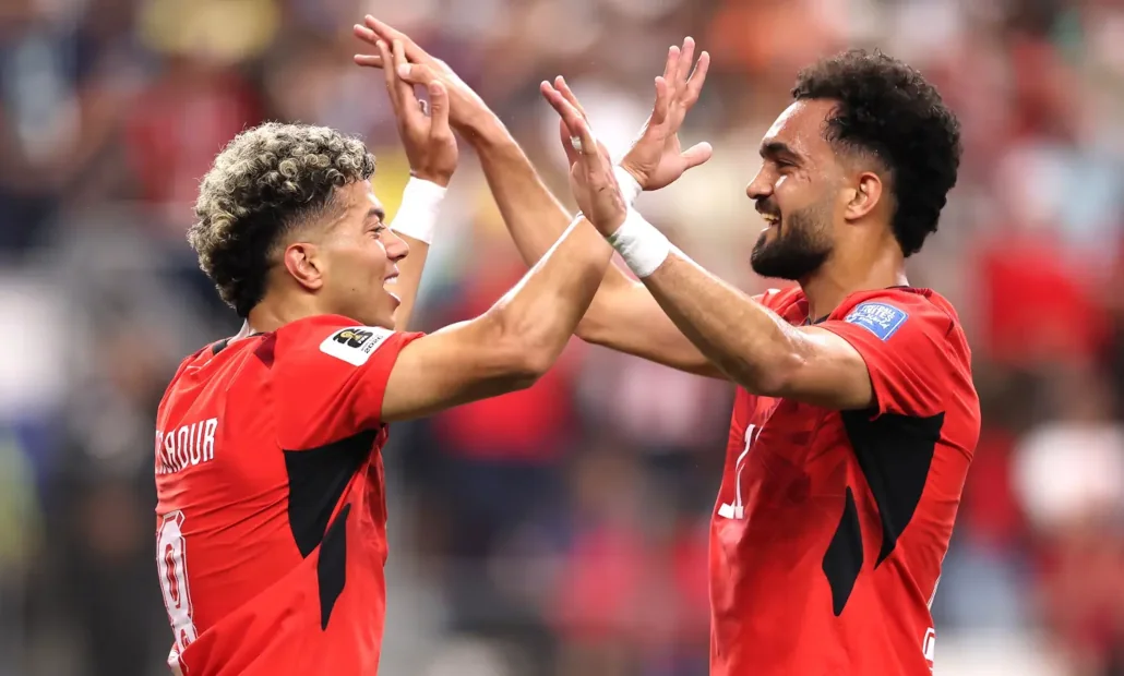 Le joueur Égyptien Ashour (g) et un coéquipier célèbrent la victoire | Photo: DR / CAF