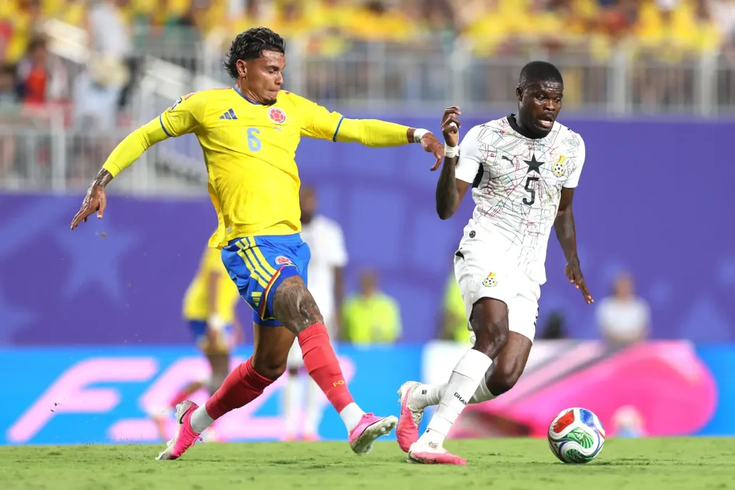 Un joueur colombien (en jaune) tacle le joueur Ghanéen Thomas Partey | Photo: AP