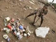 Le Togo et la Banque mondiale, encore un classement hors sol Un jeune garçon ramasse des boîtes de conserve dans une décharge d'un quartier de Lomé, avril 2005 | Photo / Archives: Ben Curtis / AP