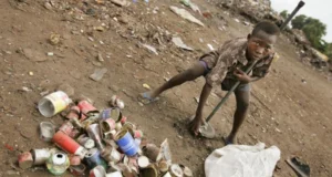 Le Togo et la Banque mondiale, encore un classement hors sol Un jeune garçon ramasse des boîtes de conserve dans une décharge d'un quartier de Lomé, avril 2005 | Photo / Archives: Ben Curtis / AP