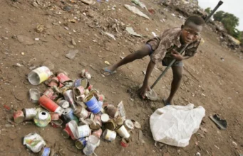 Le Togo et la Banque mondiale, encore un classement hors sol Un jeune garçon ramasse des boîtes de conserve dans une décharge d'un quartier de Lomé, avril 2005 | Photo / Archives: Ben Curtis / AP