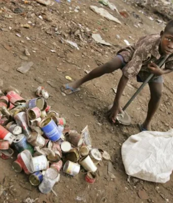 Le Togo et la Banque mondiale, encore un classement hors sol Un jeune garçon ramasse des boîtes de conserve dans une décharge d'un quartier de Lomé, avril 2005 | Photo / Archives: Ben Curtis / AP