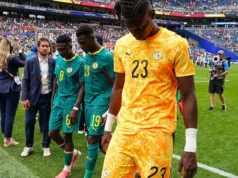 Échos du Mondial 2026: La Côte d’Ivoire, la RDC et le Sénégal éliminés aux portes des 8e de finale Le gardien de but sénégalais Mory Diaw quitte le terrain après la défaite lors du 16e de finale de la Coupe du monde contre la Belgique à Seattle, le 1er juillet 2026 | Photo: AP