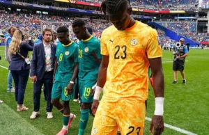 Échos du Mondial 2026: La Côte d’Ivoire, la RDC et le Sénégal éliminés aux portes des 8e de finale Le gardien de but sénégalais Mory Diaw quitte le terrain après la défaite lors du 16e de finale de la Coupe du monde contre la Belgique à Seattle, le 1er juillet 2026 | Photo: AP