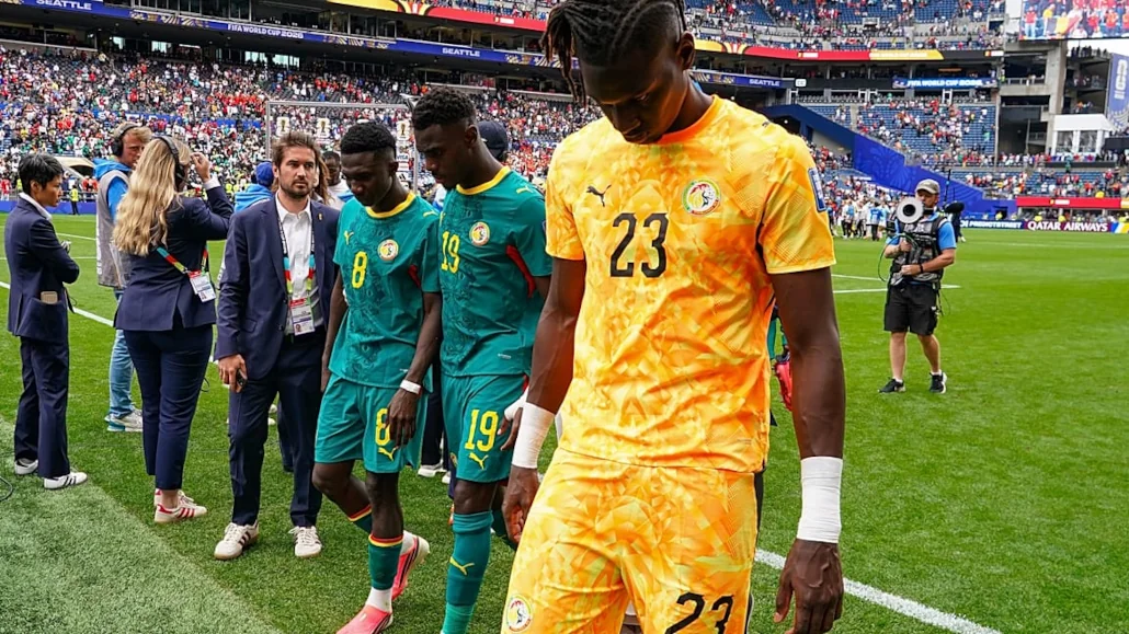 Le gardien de but sénégalais Mory Diaw quitte le terrain après la défaite lors du 16e de finale de la Coupe du monde contre la Belgique à Seattle, le 1er juillet 2026 | Photo: AP