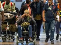 Soldats africains en Ukraine: Le Botswana dénonce à son tour le recrutement de ses ressortissants piégés par la Russie Des Sud-Africains qui auraient été victimes d'une ruse pour les pousser à combattre dans la guerre en Ukraine, escortés à leur arrivée à l'aéroport de Durban, en Afrique du Sud, le 25 février. AP/ Str.