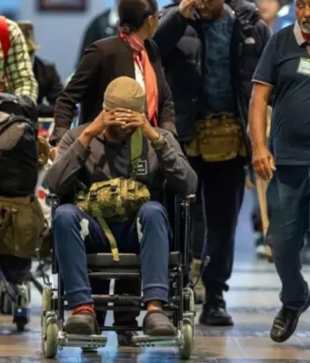 Soldats africains en Ukraine: Le Botswana dénonce à son tour le recrutement de ses ressortissants piégés par la Russie Des Sud-Africains qui auraient été victimes d'une ruse pour les pousser à combattre dans la guerre en Ukraine, escortés à leur arrivée à l'aéroport de Durban, en Afrique du Sud, le 25 février. AP/ Str.