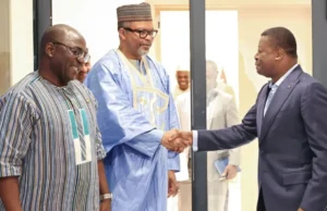 Le Versatile Franklin Nyamsi Estime Désormais Que Faure Gnassingbé Pourrait Périr de Ses Propres Turpitudes Le Franklin Nyamsi serre la main de Faure Gnassingbé (d), Lomé, Togo | Photo: DR / afreepress