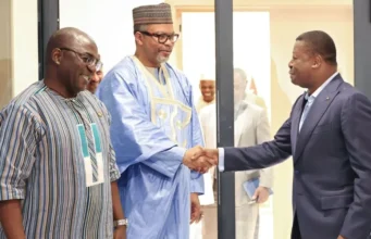 Le Versatile Franklin Nyamsi Estime Désormais Que Faure Gnassingbé Pourrait Périr de Ses Propres Turpitudes Le Franklin Nyamsi serre la main de Faure Gnassingbé (d), Lomé, Togo | Photo: DR / afreepress