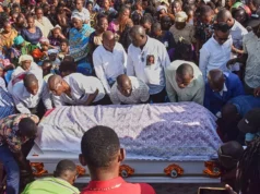Kenya / Mortalité maternelle: Accoucher reste encore un risque pour de nombreuses femmes Des proches assistent à l’inhumation de Penina Zawadi, 29 ans, morte de complications liées à son accouchement, au Kenya, le 18 juillet 2026 | Photo: AP