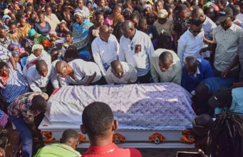 Kenya / Mortalité maternelle: Accoucher reste encore un risque pour de nombreuses femmes Des proches assistent à l’inhumation de Penina Zawadi, 29 ans, morte de complications liées à son accouchement, au Kenya, le 18 juillet 2026 | Photo: AP