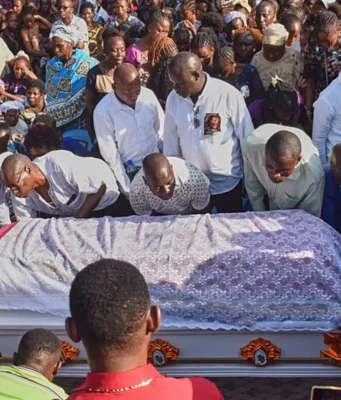 Kenya / Mortalité maternelle: Accoucher reste encore un risque pour de nombreuses femmes Des proches assistent à l’inhumation de Penina Zawadi, 29 ans, morte de complications liées à son accouchement, au Kenya, le 18 juillet 2026 | Photo: AP