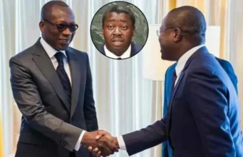 Malgré les Manigances de Talon pour Partir Sans Partir, En Termes de Démocratie, Entre le Bénin et le Togo C’est Le Jour Et La Nuit L'actuel président du Sénat du Bénin et ex-président de la république Patrice Talon (g) salue son dauphin et successeur désigné "élu" à la tête du pays Romuald Wadagni (d). En mortaise, la calamité togolaise Faure Gnassingbé qui boucle actuellement 21 ans au pouvoir au Togo voisin | Photos: DR; Infog: 27avril.com