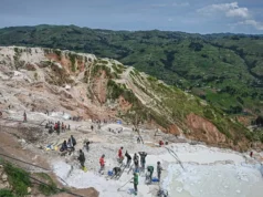 Centrafrique: Des images montrent l’effondrement meurtrier d’une mine d’or Effondrement d'une partie de la mine d’or artisanale de Zamboye en Centrafrique, près de la frontière camerounaise | Photo: AP