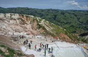Centrafrique: Des images montrent l’effondrement meurtrier d’une mine d’or Effondrement d'une partie de la mine d’or artisanale de Zamboye en Centrafrique, près de la frontière camerounaise | Photo: AP
