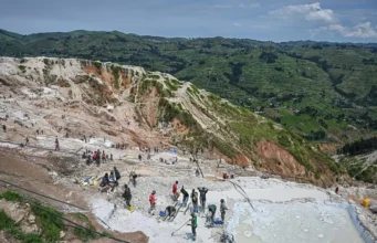 Centrafrique: Des images montrent l’effondrement meurtrier d’une mine d’or Effondrement d'une partie de la mine d’or artisanale de Zamboye en Centrafrique, près de la frontière camerounaise | Photo: AP