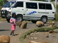 Zimbabwe: Au moins 27 morts dans la collision d’un minibus et d’un camion Pour leurs déplacements quotidiens, de nombreux Zimbabwéens comptent sur les minibus-taxis privés, connus localement sous le nom de « kombi » | Photo: AP