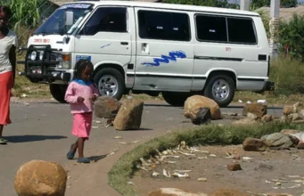 Zimbabwe: Au moins 27 morts dans la collision d’un minibus et d’un camion Pour leurs déplacements quotidiens, de nombreux Zimbabwéens comptent sur les minibus-taxis privés, connus localement sous le nom de « kombi » | Photo: AP