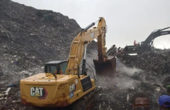 Guinée: Au moins 30 morts dans l’effondrement d’une décharge à Conakry Des secouristes fouillent un amas de déchets après son effondrement dans la plus grande décharge de Conakry, en Guinée, le 23 août 2026 | Photo: AP