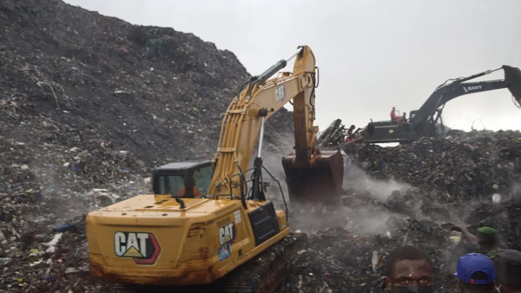 Des secouristes fouillent un amas de déchets après son effondrement dans la plus grande décharge de Conakry, en Guinée, le 23 août 2026 | Photo: AP