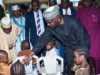 Nigeria: Plus de 300 personnes libérées des mains de bandes armées Le gouverneur de l'État de Kwara, Abdulrahman Abdulrazaq, salue des enfants dans un hôtel d'Ilorin, au Nigeria, ce vendredi 7 août 2026 | Photo: AP
