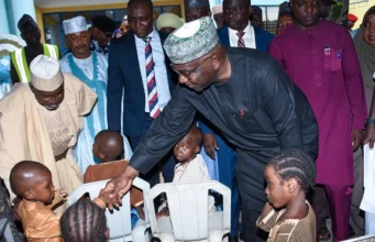 Nigeria: Plus de 300 personnes libérées des mains de bandes armées Le gouverneur de l'État de Kwara, Abdulrahman Abdulrazaq, salue des enfants dans un hôtel d'Ilorin, au Nigeria, ce vendredi 7 août 2026 | Photo: AP