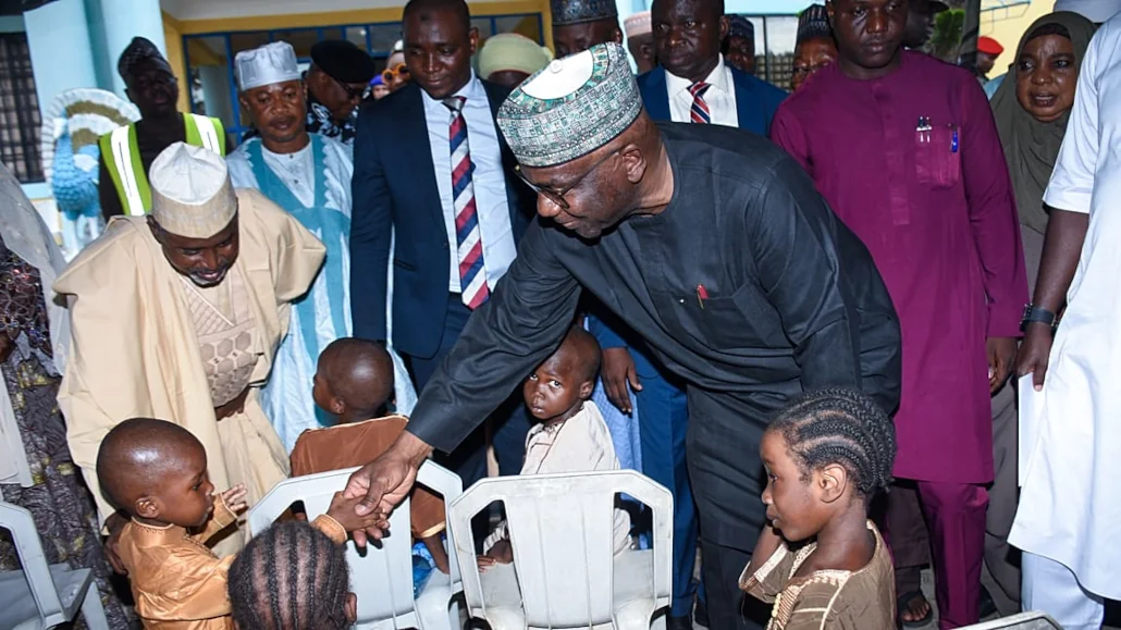 Le gouverneur de l'État de Kwara, Abdulrahman Abdulrazaq, salue des enfants dans un hôtel d'Ilorin, au Nigeria, ce vendredi 7 août 2026 | Photo: AP