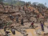 RDC: Face à Ebola, les mineurs contraints de travailler pour survivre Des personnes cherchent de l'or sur un site minier à Iga-Barrière, dans la province de l'Ituri, dans l'est du Congo, le 14 août 2026 | AP