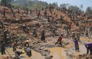 RDC: Face à Ebola, les mineurs contraints de travailler pour survivre Des personnes cherchent de l'or sur un site minier à Iga-Barrière, dans la province de l'Ituri, dans l'est du Congo, le 14 août 2026 | AP