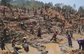 RDC: Face à Ebola, les mineurs contraints de travailler pour survivre Des personnes cherchent de l'or sur un site minier à Iga-Barrière, dans la province de l'Ituri, dans l'est du Congo, le 14 août 2026 | AP