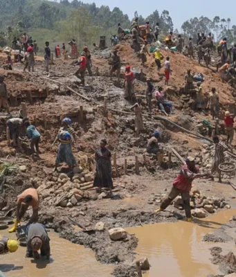 RDC: Face à Ebola, les mineurs contraints de travailler pour survivre Des personnes cherchent de l'or sur un site minier à Iga-Barrière, dans la province de l'Ituri, dans l'est du Congo, le 14 août 2026 | AP