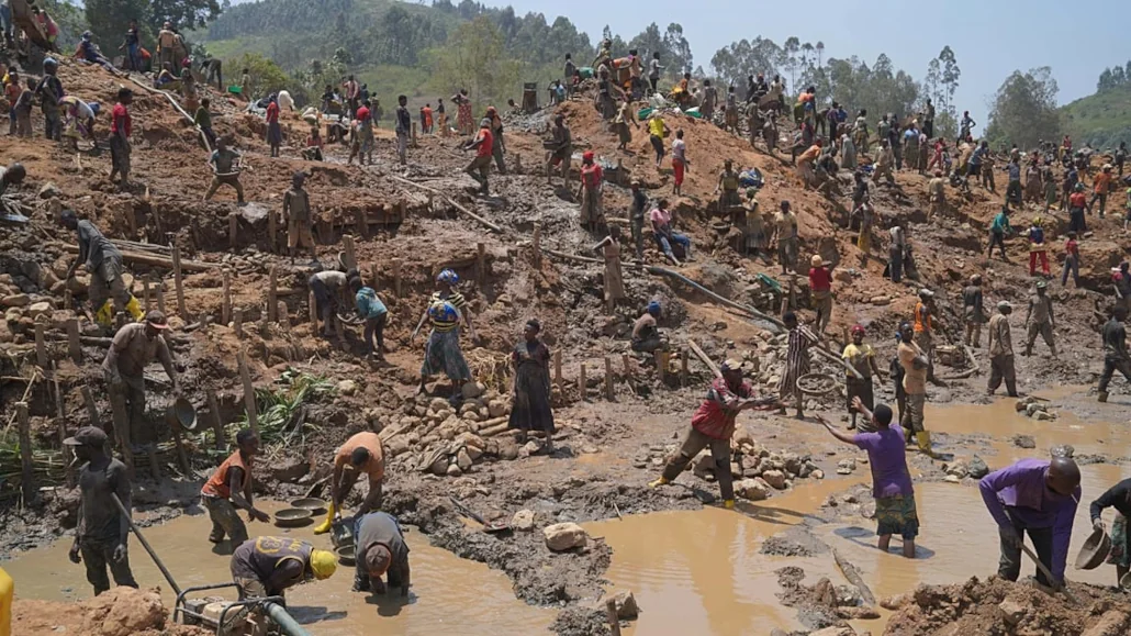 Des personnes cherchent de l'or sur un site minier à Iga-Barrière, dans la province de l'Ituri, dans l'est du Congo, le 14 août 2026 | AP