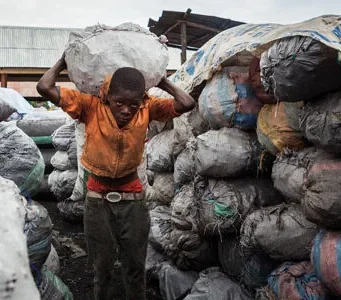Togo: La Faim. Le Chômage. La Précarité. Terreaux Fertiles à la Traite des Êtres Humains. Travail des enfants