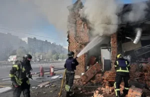 Guerre en Ukraine: l’armée russe enrôle des étrangers sous de faux prétextes Les pompiers ont éteint un incendie après qu'un drone russe a percuté une station-service à Kiev, en Ukraine, vendredi 11 septembre 2026 | Photo: AP