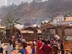 RDC: Au moins 26 morts dans l’incendie d’une école à Bukavu Des personnes se tiennent sur les lieux de l'incendie d'une école qui a fait plusieurs victimes à Bukavu, au Congo, ce jeudi 10 septembre 2026 | Photo: AP