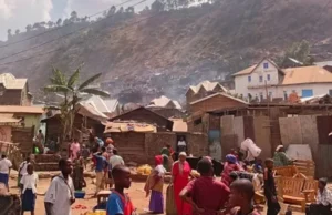 RDC: Au moins 26 morts dans l’incendie d’une école à Bukavu Des personnes se tiennent sur les lieux de l'incendie d'une école qui a fait plusieurs victimes à Bukavu, au Congo, ce jeudi 10 septembre 2026 | Photo: AP