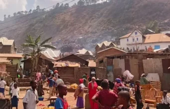 RDC: Au moins 26 morts dans l’incendie d’une école à Bukavu Des personnes se tiennent sur les lieux de l'incendie d'une école qui a fait plusieurs victimes à Bukavu, au Congo, ce jeudi 10 septembre 2026 | Photo: AP