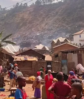RDC: Au moins 26 morts dans l’incendie d’une école à Bukavu Des personnes se tiennent sur les lieux de l'incendie d'une école qui a fait plusieurs victimes à Bukavu, au Congo, ce jeudi 10 septembre 2026 | Photo: AP