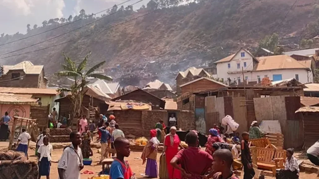 Des personnes se tiennent sur les lieux de l'incendie d'une école qui a fait plusieurs victimes à Bukavu, au Congo, ce jeudi 10 septembre 2026 | Photo: AP