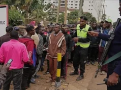 Kenya: Contrôle des migrants, le gouvernement joue la carte de l’apaisement Un policier kenyan gère de ressortissants burundais devant l'ambassade du Burundi, à Nairobi, au Kenya, le 8 septembre 2026 | Photo: AP
