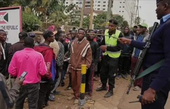 Kenya: Contrôle des migrants, le gouvernement joue la carte de l’apaisement Un policier kenyan gère de ressortissants burundais devant l'ambassade du Burundi, à Nairobi, au Kenya, le 8 septembre 2026 | Photo: AP